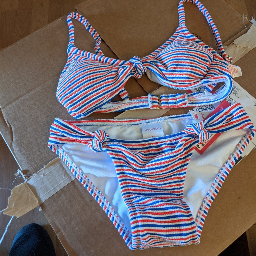 Juniors' Xhiliration Textured Side Knot Bikini set